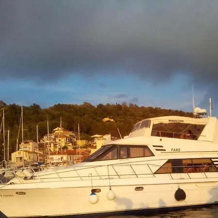 Vintage Yacht Πλωτό κατάλυμα