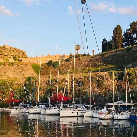 Vintage Yacht Πλωτό κατάλυμα