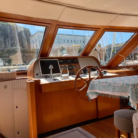 Vintage Yacht Πλωτό κατάλυμα *