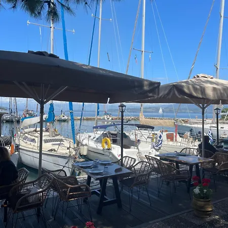 Vintage Yacht Πλωτό κατάλυμα *