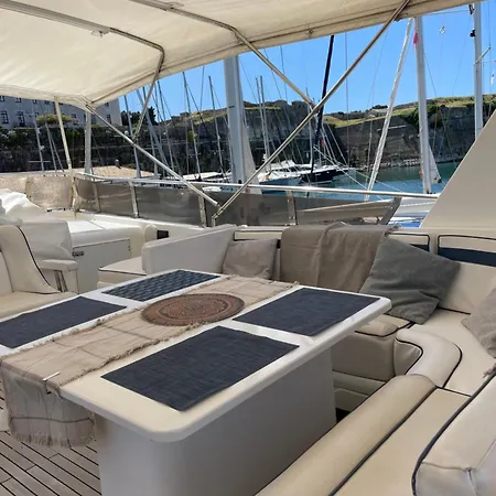 Botel Vintage Yacht *