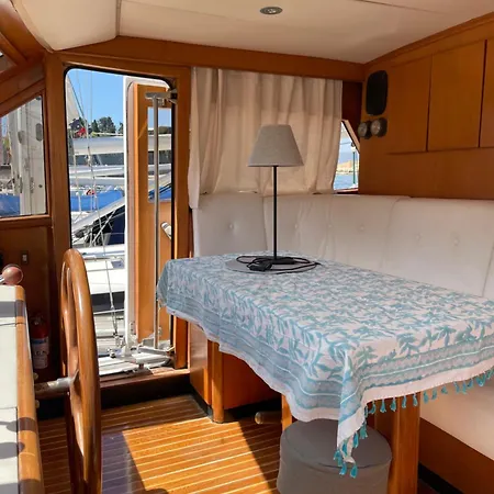 Πλωτό κατάλυμα Vintage Yacht *